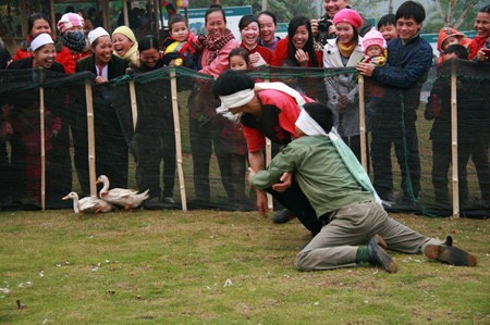 ‘Bịt mắt bắt dê’, a folk game full of laughter  - ảnh 3